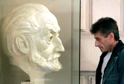 Un hombre observa un busto del escritor Miguel de Unamuno, inaugurado esta mañana en la bibloteca de Bidebarrieta de Bilbao.