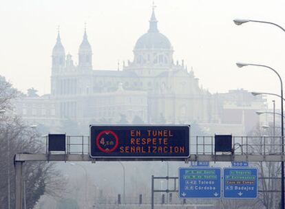 La catedral de la Almudena vista desde la M-30, entre brumas debido a la contaminación.