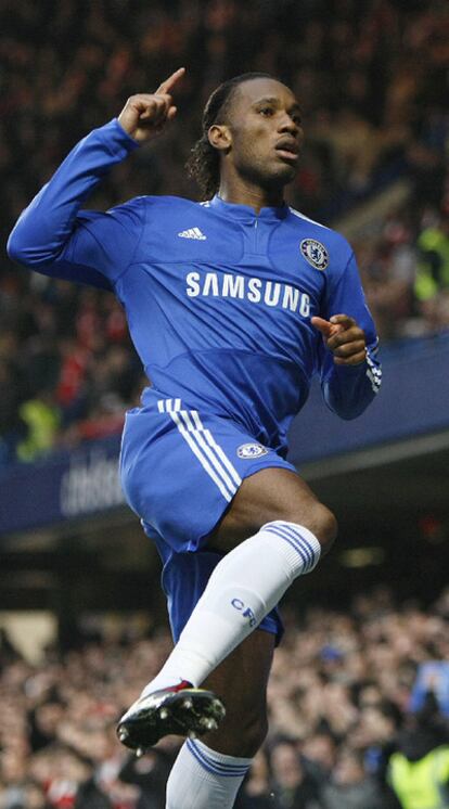 Drogba festeja el primer gol del partido.