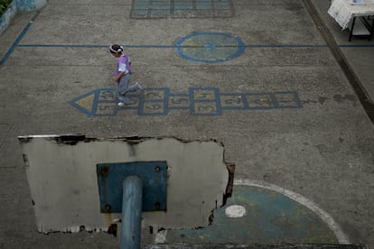 Niños juegan antes del inicio de la jornada vespertina en la escuela, en Guayaqui.