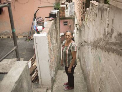 A vendedora ambulante Josefa Severina de Souza mora em uma casa de três quartos com os filhos e o marido no bairro Jardim do Colégio, em Embu das Artes, na Grande São Paulo.