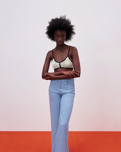 Zara.

El espíritu festivo y relajado del crochet se alargó hasta mediados de los años setenta con monos tejidos en este material y microtops. Este bralette recupera el “groovy” de la época con escote en pico y tirantes en contraste.