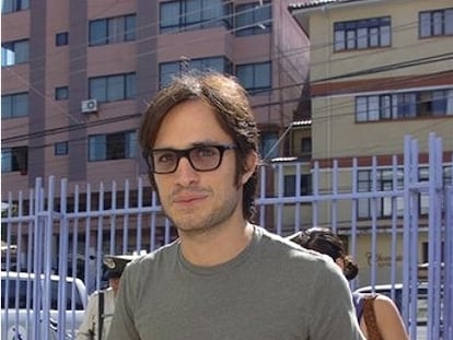 El entorno del actor mexicano Gael García Bernal ha desmentido hoy rumores de que haya roto con Dolores Fonzi y que cuestionaban que fuera el padre de su hijo Lázaro, según la revista <i>People</i>. "Es completamente falso, esto es algo inventado", ha dicho a la publicación una fuente próxima a Bernal, que además ha asegurado que el actor y su novia argentina "están felices juntos y aman a su hijo". Los rumores divulgados en Internet indicaban que la pareja se había separado y que Bernal había solicitado una prueba de ADN para verificar si era el padre de su hijo Lázaro, de un año, ante una supuesta infidelidad de Fonzi.