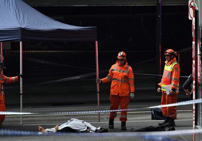 La calle donde se ha producido el atentado ya fue escenario de otro momento de pánico en enero de 2017 cuando un hombre embistió su coche contra los peatones y provocó seis muertos. En la imagen, personal de emergencias junto al cadáver del único fallecido tras el atentado.