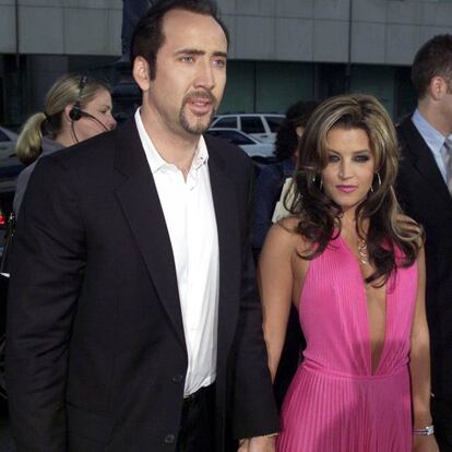 <p>Nicolas Cage y Lisa Marie Presley tienen uno de los récords de matrimonios breves. El actor y la hija del fallecido rey del rock and roll estuvieron casados solo tres meses. En noviembre de 2002, ambos hacían público un comunicado para confirmar la separación.</p> <br> <p> <p> “Estoy triste, pero no nos tendríamos que haber casado en primer lugar”, dijo ella. “No hice comentarios sobre nuestro matrimonio, no lo haré sobre el divorcio”, dijo él.</p> <br> <p>