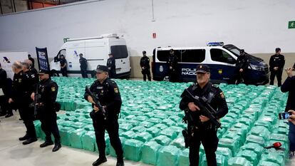 Varios agentes custodian la cocaína intervenida.
