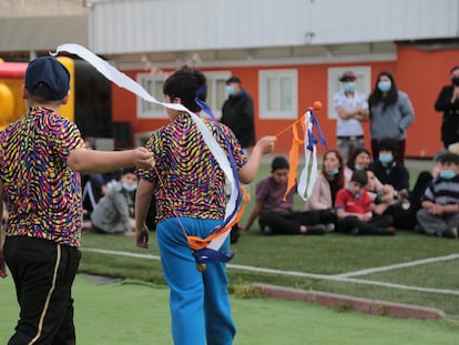 Dos niños juegan durante una ceremonia en un hogar del servicio estatal de protección de menores y adolescentes, en Chile.
