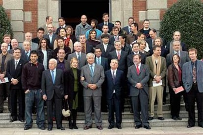 Los ganadores de los Premios Ondas 2004 junto al alcalde de Barcelona, Joan Clos, en el Palacete Albeniz.