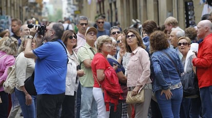 Un grupo de turistas durante una visita a San Sebastián.