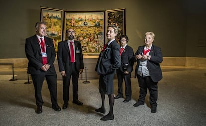 Desde la izquierda, Alberto Bueno, Ramón Miguel, Beatriz Heras, Soledad Martínez y Mari Carmen González, vigilantes de sala del Museo del Prado, con 'El jardin de las Delicias', de El Bosco, de fondo.