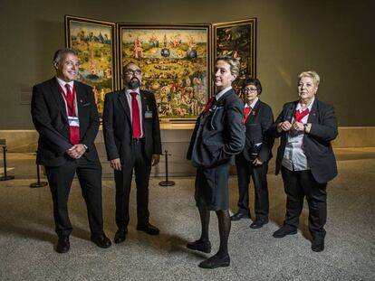 Desde la izquierda, Alberto Bueno, Ramón Miguel, Beatriz Heras, Soledad Martínez y Mari Carmen González, vigilantes de sala del Museo del Prado, con 'El jardin de las Delicias', de El Bosco, de fondo.