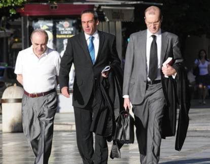 El juez Urquía, en el centro, acompañado de su padre y su abogado, ayer en Granada.