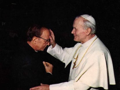 El sacerdote Marcial Maciel recibe la bendición del papa Juan Pablo II.