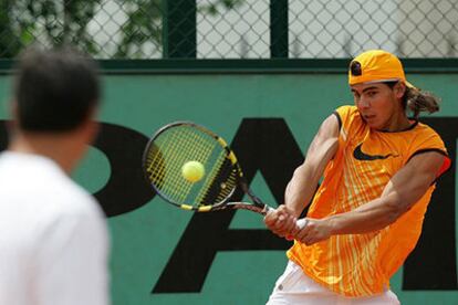 Nadal, ayer, entrenándose. De espaldas, su tío Toni.