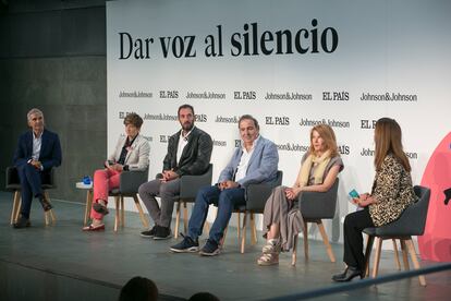 De derecha a izquierda: Doctor Jesús Mesones, vicepresidente de la Sociedad Española  Suicidología; Mercedes Navío, gerente asistencial de hospitales en el Servicio Madrileño de Salud; Sergio Tubío, bombero del grupo de Intervención del Suicidio; Diego Palao, profesor titular de psiquiatría en la UAB (Universidad Autónoma de Barcelona), y Dolors López, profesora de primaria, experta en comunicación, dirección y coordinación de grupos y autora de la guía Prevenir el suicidio, moderados por Marta González Novo, directora de Hoy por Hoy Madrid en Cadena SER.