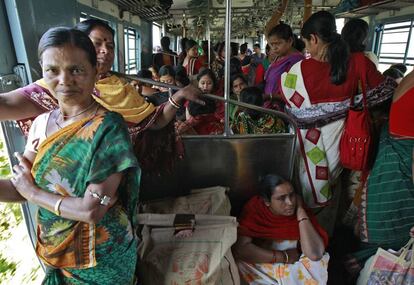 Mujeres indias viajan en un tren de cercanías en Lolkata.