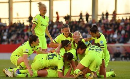 Las jugadoras del Barcelona celebran el gol de Hamraoui ante el Bayern. 