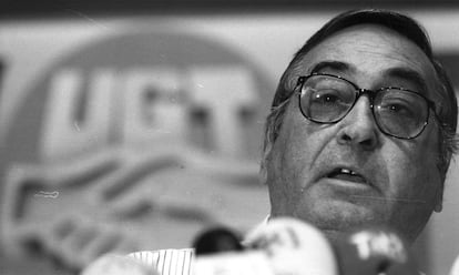 10/9/1990 ch 41331 Nicolás Redondo, secretario general de la UGT,  en la rueda de prensa con motivo del inicio del a campaña de las elecciones sindicales.