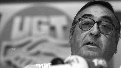 10/9/1990 ch 41331 Nicolás Redondo, secretario general de la UGT,  en la rueda de prensa con motivo del inicio del a campaña de las elecciones sindicales.