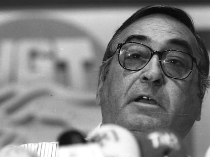 10/9/1990 ch 41331 Nicolás Redondo, secretario general de la UGT,  en la rueda de prensa con motivo del inicio del a campaña de las elecciones sindicales.