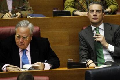El exalcalde de Alicante Luis Díaz Alperi y Ricardo Costa, ambos parlamentarios del PP, en un pleno de las Cortes valencianas.