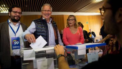 El candidato del PP a la alcaldía de Barcelona, Josep Bou, votando el día de las elecciones.