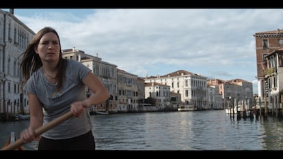 Elena Almansi avanza con su góndola días antes del comienzo de la cuarentena, en un fotograma de 'Molecole'.