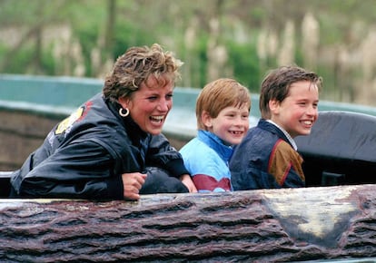 Diana de Gales con sus hijos, Enrique y Guillermo, en una imagen tomada el 1 de enero de 1990.