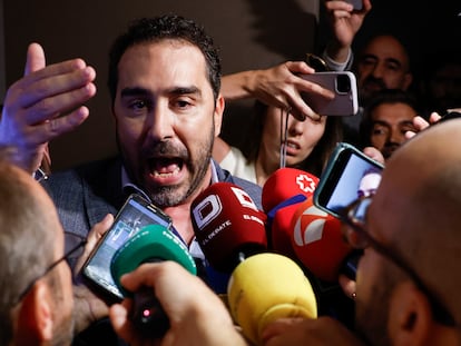 MADRID (ESPAÑA), 04/06/2025.- El empresario Víctor de Aldama (c), investigado en el caso Koldo, se dirige a los medios tras su aparición este miércoles durante la comparecencia ante la prensa de la militante del PSOE Leire Díez en la que ha asegurado que "ha mentido en todo". EFE/ Chema Moya