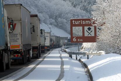 La autopista A-8 (Bilbao-Behobia) ha estado cortada en dos puntos, a la altura del peaje de Zarautz (en la fotografía) en dirección a Bilbao y en el alto de Itziar en sentido hacia San Sebastián, lo que ha provocado notables retenciones.