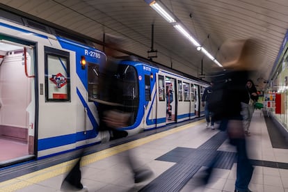 Varios usuarios se bajan de un vagón en la estación de Suanzes de Metro de Madrid.