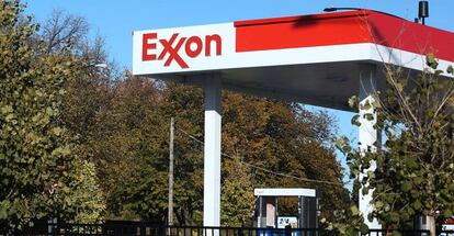 Una gasolinera Exxon en las afueras de Chicago, Estados Unidos.