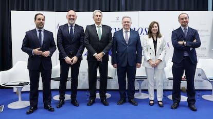 Desde la izquierda, Javier Ramos (URJC), Joaquín Goyache, (UCM), José Vicente Saz (UAH), Guillermo Cisneros (UPM), Amaya Mendikoetxea (UAM) y Ángel Arias (UCIII).