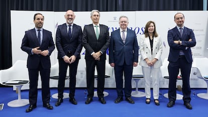 De izquierda a derecha, los rectores Javier Ramos (URJC), Joaquín Goyache (UCM), José Vicente Saz (UAH), Guillermo Cisneros (UPM), Amaya Mendikoetxea (UAM) y Ángel Arias (Carlos III) contra de los recortes el pasado abril.