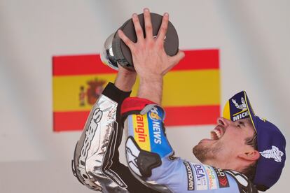Álex Márquez sujeta el trofeo tras conseguir la pole en el circuito de Jerez, este domingo.