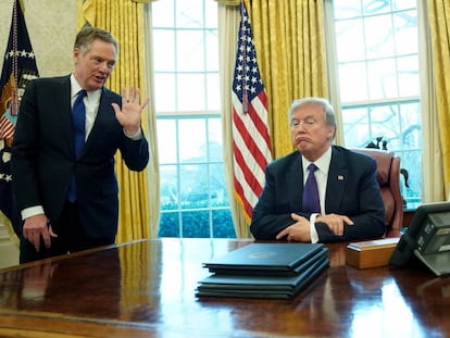Donald Trump, en el Despacho Oval junto a Robert Lighthizer, Representante de Comercio de EE UU.
