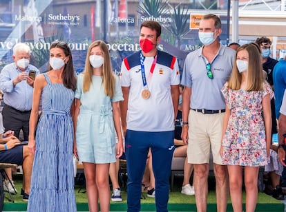 La visita al Club de Vela de Palma de Mallorca incluyó la presencia de los Reyes, la princesa Leonor y la infanta Sofía en el homenaje al regatista Joan Cardona, ganador de una medalla de bronce en los Juegos Olímpicos de Tokio 2020. Felipe VI siempre ha mantenido un vínculo estrecho con el deporte y la competición olímpica, abanderando a la delegación española en Barcelona 1992.