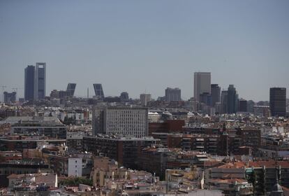 El Edificio España es una estampa icónica de Madrid. Las obras comenzaron en 1948 y fue inaugurado el 4 de octubre de 1953. Franco impuso este gigantesco rascacielos de 117 metros de altura y 26 plantas como emblema, para que España pareciera un país moderno con aromas neoyorkinos. El diseño corrió a cargo de los hermanos Otamendi, que contaron con la financiación del Banco de Vizcaya.