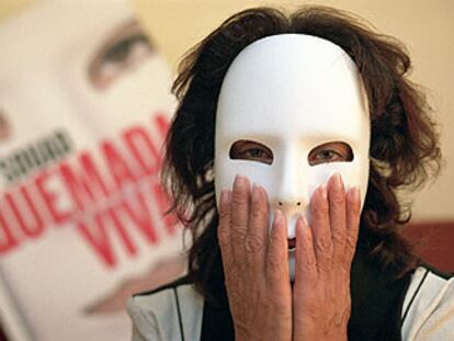 Souad, autora de <i>Quemada viva,</i> con una máscara para proteger su identiad.