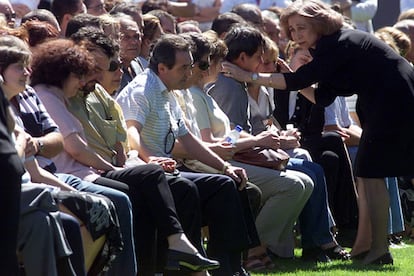 La reina Sofía consuela a los padres de 24 de los 28 jóvenes fallecidos, en el funeral celebrado en el estadio de Los Pajaritos tras el accidente del autobús procedente de Viladecans y Ripollet, que choca contra un camión cuando se dirigía a un campamento de verano.