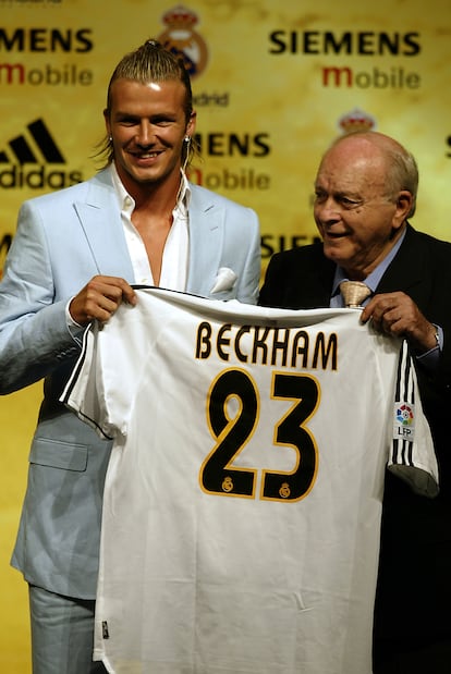 David Beckham, junto a Alfredo Di Stefano, en su primer día como jugador del Real Madrid, el 2 de julio de 2003, en Madrid.