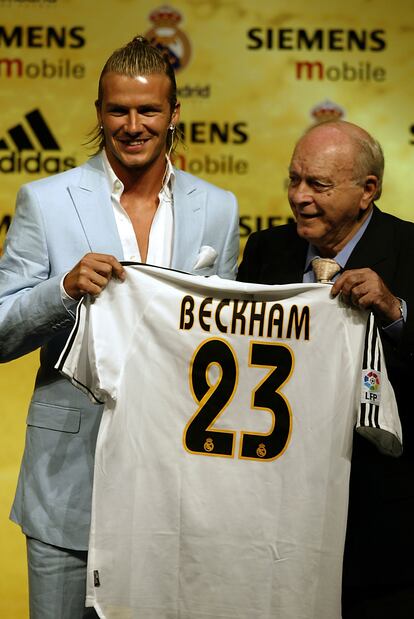 David Beckham, junto a Alfredo Di Stefano, en su primer día como jugador del Real Madrid, el 2 de julio de 2003, en Madrid.