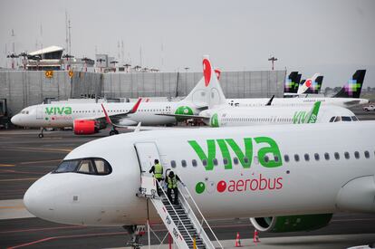 Aviones de la aerolínea Viva Aerobus en el en el Aeropuerto Internacional de la Ciudad de México.