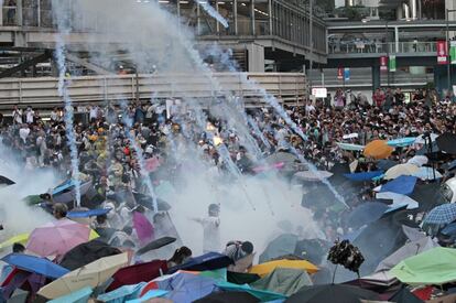 Algunos de los manifestantes, indignados por lo que consideran brutalidad policial, han cargado contra el cordón formado por los agentes.