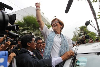 Lima Mayor Susana Villar&aacute;n salutes her supporters after voting in Sunday&#039;s recall ballot called against her.