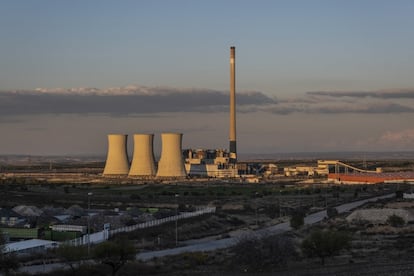 La caída de las torres será un paso simbólico en la larga despedida de este pueblo del carbón. La obra es tremendamente compleja y no se prevé que termine por completo hasta 2024. Hubo un intento por parte de la asociación cultural Rolde de Estudios Aragoneses para que el Gobierno de Aragón otorgase a la térmica algún tipo de protección que evitara su demolición total. Avalados por un informe de la especialista en patrimonio industrial y profesora de la Universidad de Zaragoza Pilar Biel Ibáñez, solicitaban que se conservara como un “ejemplo de ingeniería industrial”. La académica destaca que “para Aragón es el único testimonio completo que conserva de este tipo de instalaciones que tuvieron una importante repercusión tanto para su economía como para su sociedad, con especial incidencia en la turolense”. El Gobierno aragonés descartó esta posibilidad por la existencia de materiales tóxicos en la estructura como el amianto.