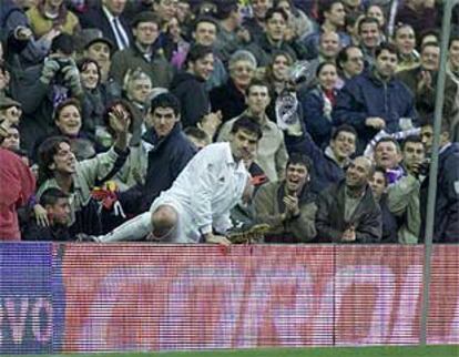 Morientes, con una bota en la mano, sale de detrás de una valla publicitaria que se <b></b><i>tragó</i> tras anotar su quinto gol de la tarde.