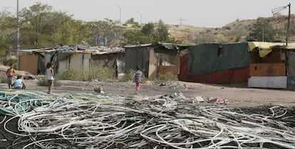 Restos de cables de cobre pelados en el poblado de El Gallinero, en Villa de Vallecas.