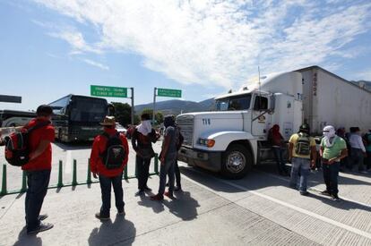 Grupos de apoyo a los desaparecidos han bloqueado este domingo la Autopista del Sol, que une a la Ciudad de México con Acapulco.