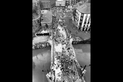 El puente de San Antón se encontraba de esta manera un día después del desastre que causó la muerte de 32 personas, según los datos que se conocían en ese momento.